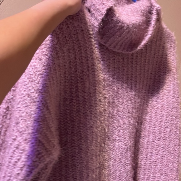 Hippe rose, fuzzy turtleneck sweatshirt brand new never worn - Picture 4 of 4